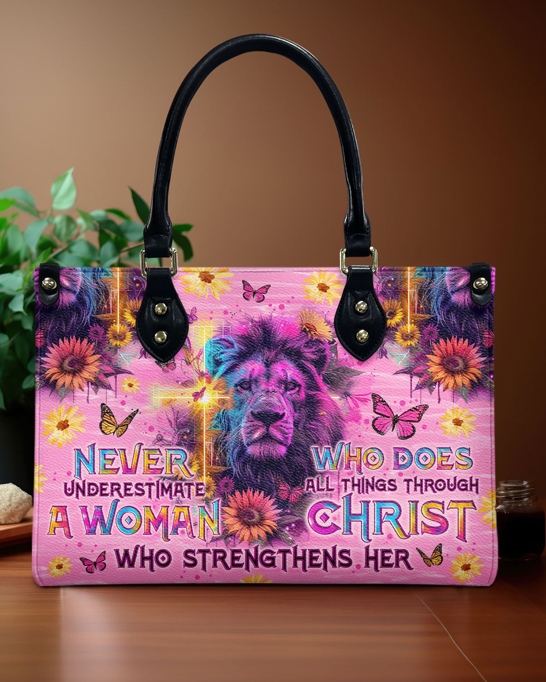 Never Underestimate A Woman Lion Leather Handbag - Tlno3105243